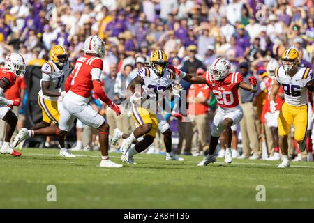 LSU Tigers running back Armoni Goodwin (22) führt den Ball zwischen Ole Miss Rebels Eckpfeiler Deantre Prince (7) und Davison Igbinosun (20), Saturd Stockfoto