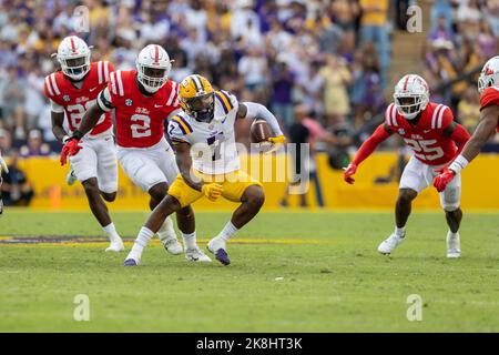 Der LSU-Tigers-Breitempfänger Kaysschon BOUTTE (7) läuft nach dem Fang und wird von einer Vielzahl von Ole Miss Rebels-Verteidigern am Samstag, den 22. Oktober 2022, in Ba überflutet Stockfoto