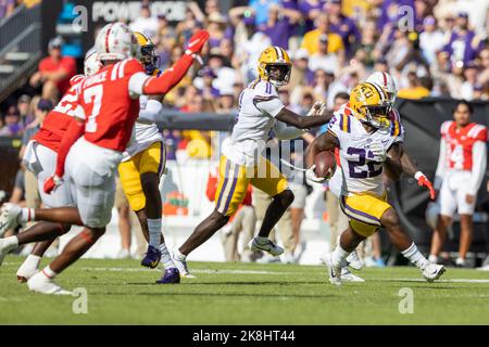 LSU Tigers running back Armoni Goodwin (22) trägt den Ball gegen die Ole Miss Rebels Defense, Samstag, 22. Oktober 2022, in Baton Rouge, Louisiana. Stockfoto