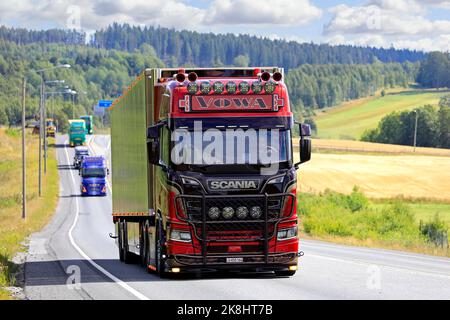 Kundenspezifischer Scania R650 LKW-Sattelanhänger von voWa Transporte, Schweiz im LKW-Konvoi zur Power Truck Show 2022. Pirkanmaa, Finnland. August 11, 2022. Stockfoto