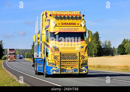 Kundenspezifische gelb blau Scania R650 Holz LKW Jahr 2021 von Swenke Transport im LKW-Konvoi zu Power Truck Show. Urjala, Finnland. 11. August 2022. Stockfoto