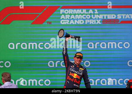 Austin, USA. 23. Oktober 2022. Der Niederländer von Red Bull Racing, Max Verstappen, feiert nach dem Formel 1 Grand Prix der Vereinigten Staaten in Austin, Texas, USA, am 23. Oktober 2022 auf dem Podium. Quelle: Qian Jun/Xinhua/Alamy Live News Stockfoto