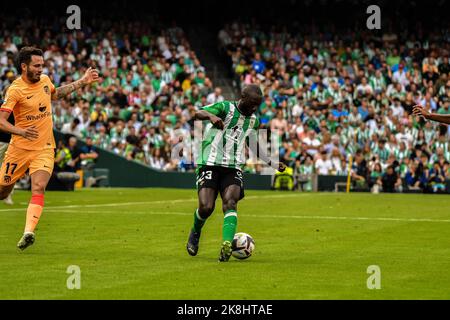 23. Oktober 2022: SEVILLA, SPANIEN - 23. OKTOBER: Youssouf Sabaly von Real Betis Balompie kontrolliert den Ball während des Spiels zwischen Real Betis Balompie und Atletico de Madrid CF von La Liga Santander am 27. August 2022 in Mestalla in Valencia, Spanien. (Bild: © Samuel CarreÃ±O/PX Imagens via ZUMA Press Wire) Stockfoto