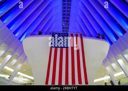 Das World Trade Center Oculus ehrt Veteranen mit amerikanischen Flaggen und patriotischen Rot-, Weiß- und Blaulicht-Displays zur Feier des Veterans Day in NY Stockfoto