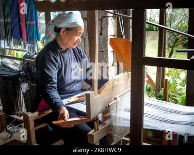 MOC Chau, Provinz Son La, Vietnam - 1. Januar 2015: Frau einer ethnischen Minderheit auf einem traditionellen Webstuhl im MOC Chau, Provinz Son La, VN Stockfoto