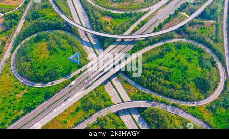 CHONGQING, CHINA - 21. OKTOBER 2022 - eine Luftaufnahme der Autobahnüberführung des Renhe Expressway in Chongqing, China, 21. Oktober 2022. Stockfoto