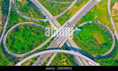 CHONGQING, CHINA - 21. OKTOBER 2022 - eine Luftaufnahme der Autobahnüberführung des Renhe Expressway in Chongqing, China, 21. Oktober 2022. Stockfoto