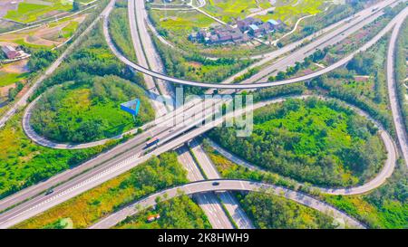 CHONGQING, CHINA - 21. OKTOBER 2022 - eine Luftaufnahme der Autobahnüberführung des Renhe Expressway in Chongqing, China, 21. Oktober 2022. Stockfoto