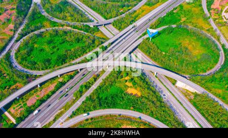 CHONGQING, CHINA - 21. OKTOBER 2022 - eine Luftaufnahme der Autobahnüberführung des Renhe Expressway in Chongqing, China, 21. Oktober 2022. Stockfoto