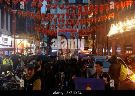 London, Großbritannien. 23. Oktober 2022. Am 23. Oktober 2022 halten Demonstranten Plakate in China Town in London, Großbritannien, ab. Hunderte von Menschen versammeln sich in der Downing Street'‹, dann'''‹ marschieren über Chinatown unter einem plötzlichen Regensturm in London zur chinesischen Botschaft, um gegen den Angriffsvorfall zu protestieren, bei dem ein Hongkonger Protestler Bob Chan, Man sah, wie sie am 17. Oktober 2022 auf dem Gelände eines chinesischen Konsulats in Manchester von Mitarbeitern geschlagen wurde. (Bild: © May James/ZUMA Press Wire) Bild: ZUMA Press, Inc./Alamy Live News Stockfoto