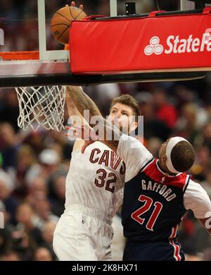 Cleveland, Usa. 23. Oktober 2022. Cleveland Cavaliers Dean Wade (32) überfällt am Sonntag, den 23. Oktober 2022, die Washington Wizards Daniel Gauord (21) in der zweiten Hälfte im Rocket Mortgage Field House in Cleveland, Ohio. Foto von Aaron Josefczyk/UPI Credit: UPI/Alamy Live News Stockfoto