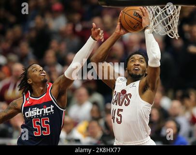 Cleveland, Usa. 23. Oktober 2022. Cleveland Cavaliers Donovan Mitchell (45) geht am Sonntag, den 23. Oktober 2022, im Rocket Mortgage Field House in Cleveland, Ohio, vorbei an den Washington Wizards Delon Wright (55). Foto von Aaron Josefczyk/UPI Credit: UPI/Alamy Live News Stockfoto