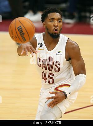 Cleveland, Usa. 23. Oktober 2022. Cleveland Cavaliers Donovan Mitchell (45) macht am Sonntag, den 23. Oktober 2022, im Rocket Mortgage Field House in Cleveland, Ohio einen Pass gegen die Washington Wizards. Foto von Aaron Josefczyk/UPI Credit: UPI/Alamy Live News Stockfoto