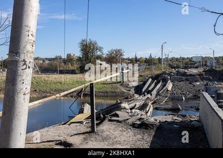 Bakhmut, Ukraine. 19. Oktober 2022. Eine eingestürzte Brücke wurde wahrscheinlich von ukrainischen Kräften zerstört, um den strategischen Vorteil der Streitkräfte der Russischen Föderation in der Stadt Bakhmut zu beseitigen. Bakhmut ist eine der am schlimmsten beschossen Städte an den Fronten des Donbass-Krieges, seit Russland am 24. Februar 2022 seine umfassende Invasion in der Ukraine startete. (Bild: © Jan Husar/SOPA Images via ZUMA Press Wire) Stockfoto