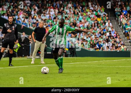 23. Oktober 2022: SEVILLA, SPANIEN - 23. OKTOBER: Youssouf Sabaly von Real Betis Balompie übergibt den Ball während des Spiels zwischen Real Betis Balompie und Atletico de Madrid CF von La Liga Santander am 27. August 2022 in Mestalla in Valencia, Spanien. (Bild: © Samuel CarreÃ±O/PX Imagens via ZUMA Press Wire) Stockfoto