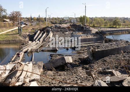 Bakhmut, Ukraine. 19. Oktober 2022. Eine eingestürzte Brücke wurde wahrscheinlich von ukrainischen Kräften zerstört, um den strategischen Vorteil der Streitkräfte der Russischen Föderation in der Stadt Bakhmut zu beseitigen. Bakhmut ist eine der am schlimmsten beschossen Städte an den Fronten des Donbass-Krieges, seit Russland am 24. Februar 2022 seine umfassende Invasion in der Ukraine startete. (Bild: © Jan Husar/SOPA Images via ZUMA Press Wire) Stockfoto