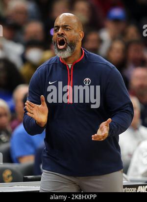 Cleveland, Usa. 23. Oktober 2022. Washington Wizards Cheftrainer Wes Unseld Jr. reagiert auf der Nebenlinie während des Wizards-Spiels gegen die Cleveland Cavaliers im Rocket Mortgage Field House in Cleveland, Ohio am Sonntag, 23. Oktober 2022. Foto von Aaron Josefczyk/UPI Credit: UPI/Alamy Live News Stockfoto