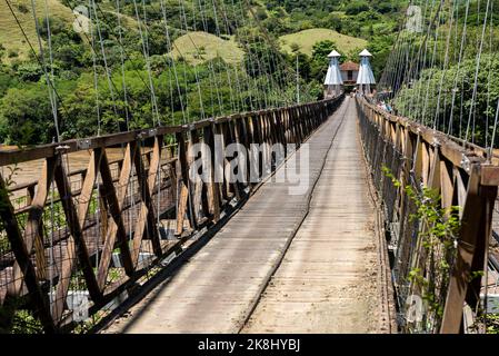 Alte westliche Brücke über den Fluss Cauca in Santa Fe de Antioquia, Kolumbien Stockfoto