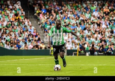 23. Oktober 2022: SEVILLA, SPANIEN - 23. OKTOBER: Youssouf Sabaly von Real Betis Balompie übergibt den Ball während des Spiels zwischen Real Betis Balompie und Atletico de Madrid CF von La Liga Santander am 27. August 2022 in Mestalla in Valencia, Spanien. (Bild: © Samuel CarreÃ±O/PX Imagens via ZUMA Press Wire) Stockfoto