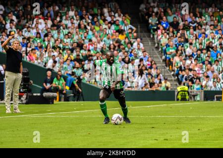 23. Oktober 2022: SEVILLA, SPANIEN - 23. OKTOBER: Youssouf Sabaly von Real Betis Balompie fährt den Ball während des Spiels zwischen Real Betis Balompie und Atletico de Madrid CF von La Liga Santander am 27. August 2022 in Mestalla in Valencia, Spanien. (Bild: © Samuel CarreÃ±O/PX Imagens via ZUMA Press Wire) Stockfoto