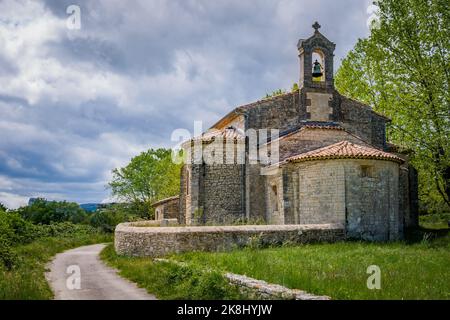 Blick auf die mittelalterliche Kapelle Notre Dame D'Aleyrac inmitten von Weinbergen in Südfrankreich (Herault) Stockfoto