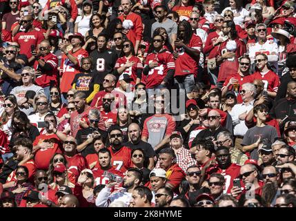 Santa Clara, Usa. 23. Oktober 2022. Fans stehen für die Nationalhymne, wenn die San Francisco 49ers am Sonntag, den 23. Oktober 2022, die Kansas City Chiefs im Levi's Stadium in Santa Clara, Kalifornien, spielen. Die Chiefs haben die 49ers 44-23 bebohren. Foto von Terry Schmitt/UPI Credit: UPI/Alamy Live News Stockfoto