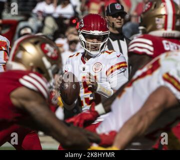 Santa Clara, Usa. 23. Oktober 2022. Kansas City Chiefs Quarterback Patrick Mahomes (15) steht in der Tasche und sucht am Sonntag, den 23. Oktober 2022, im Levi's Stadium in Santa Clara, Kalifornien, nach einem Empfänger gegen den San Francisco 49ers. Die Chiefs haben die 49ers 44-23 bebohren. Foto von Terry Schmitt/UPI Credit: UPI/Alamy Live News Stockfoto