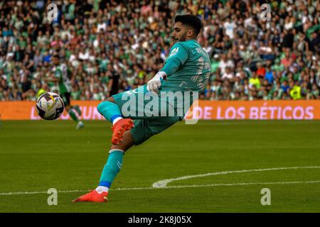 23. Oktober 2022: SEVILLA, SPANIEN - 23. OKTOBER: Rui Silva von Real Betis Balompie übergibt den Ball während des Spiels zwischen Real Betis Balompie und Atletico de Madrid CF von La Liga Santander am 27. August 2022 in Mestalla in Valencia, Spanien. (Bild: © Samuel CarreÃ±O/PX Imagens via ZUMA Press Wire) Stockfoto