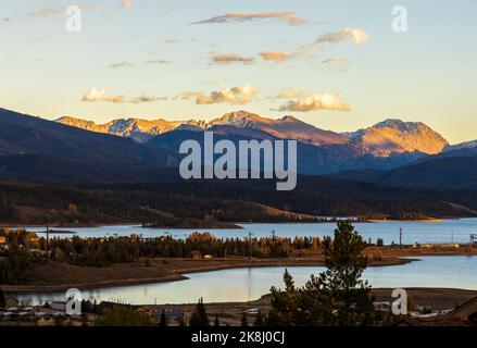 Wunderschöner Sonnenuntergang im Herbst am Granby Lake in den Colorado Rocky Mountains Stockfoto