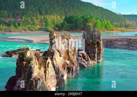 Dragon Teeth rockt auf Katun. Scharfe Felsen im Bett eines Bergflusses mit smaragdgrünem Wasser. Altai-Republik, Sibirien, Russland, 2022 Stockfoto