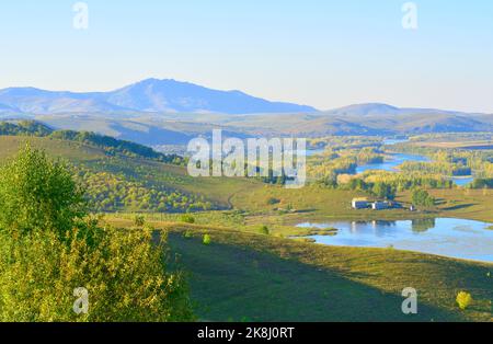 Aya Naturpark in den Altai-Bergen. Seen und der Katun Fluss zwischen den Bergen. Altai, Sibirien, Russland, 2022 Stockfoto