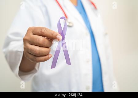 Asiatische Frau Arzt mit violettem Band, Zeichen der Alzheimer-Krankheit Tag, Bauchspeicheldrüsenkrebs, Epilepsie, Lupus. Stockfoto