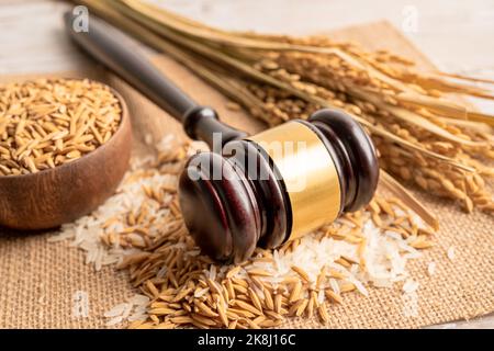 Beurteilen Sie den Hammer mit gutem Getreidreis von der landwirtschaftlichen Farm. Gesetz und Gericht Konzept. Stockfoto