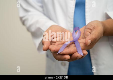 Asiatische Frau Arzt mit violettem Band, Zeichen der Alzheimer-Krankheit Tag, Bauchspeicheldrüsenkrebs, Epilepsie, Lupus. Stockfoto