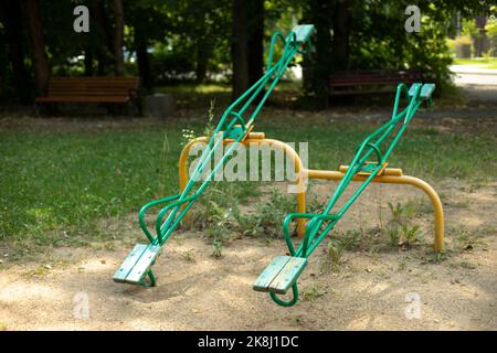 Kinderspielplatz im Hof. Platz für Kinder zum Spielen. Karussells und Rutschen. Unterhaltungsbereich. Stockfoto