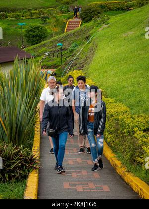 Filandia, Quindio, Kolumbien - Juni 5 2022: Eine Gruppe von Menschen, die entlang der Zementstraße spazieren, um den 'Mirador Colina Iluminada' (der Standpunkt auf I Stockfoto