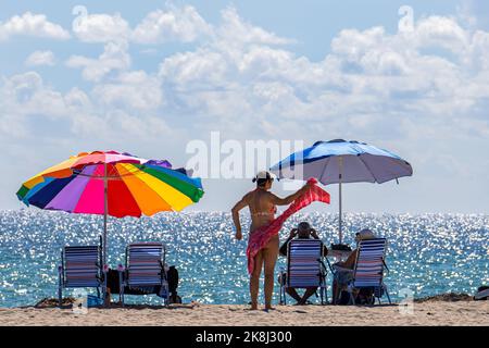 Hollywood, Usa. 23. Oktober 2022. Strandbesucher gesehen in Hollywood Beach in Florida. Hollywood Florida ist berühmt für seinen Strandpromenade, der sowohl Einheimische als auch Touristen aus der ganzen Welt anzieht. Kredit: SOPA Images Limited/Alamy Live Nachrichten Stockfoto