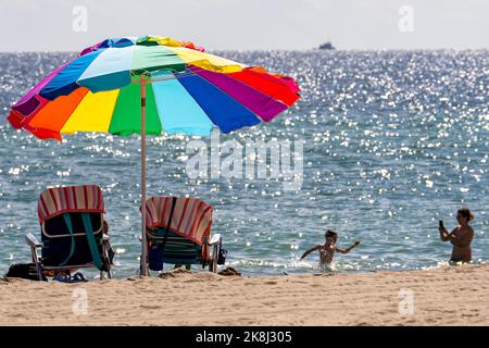 Hollywood, Usa. 23. Oktober 2022. Strandbesucher gesehen in Hollywood Beach in Florida. Hollywood Florida ist berühmt für seinen Strandpromenade, der sowohl Einheimische als auch Touristen aus der ganzen Welt anzieht. Kredit: SOPA Images Limited/Alamy Live Nachrichten Stockfoto