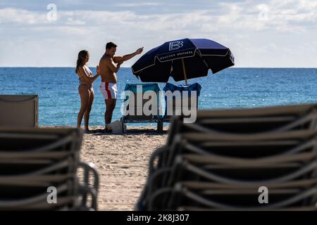 Hollywood, Usa. 23. Oktober 2022. Strandbesucher gesehen in Hollywood Beach in Florida. Hollywood Florida ist berühmt für seinen Strandpromenade, der sowohl Einheimische als auch Touristen aus der ganzen Welt anzieht. Kredit: SOPA Images Limited/Alamy Live Nachrichten Stockfoto