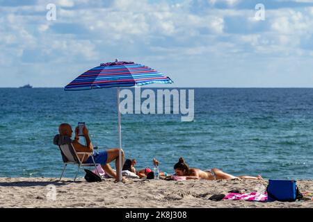 Hollywood, Usa. 23. Oktober 2022. Strandbesucher gesehen in Hollywood Beach in Florida. Hollywood Florida ist berühmt für seinen Strandpromenade, der sowohl Einheimische als auch Touristen aus der ganzen Welt anzieht. Kredit: SOPA Images Limited/Alamy Live Nachrichten Stockfoto