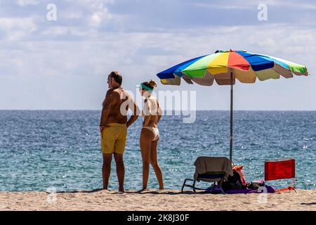 Hollywood, Usa. 23. Oktober 2022. Strandbesucher gesehen in Hollywood Beach in Florida. Hollywood Florida ist berühmt für seinen Strandpromenade, der sowohl Einheimische als auch Touristen aus der ganzen Welt anzieht. Kredit: SOPA Images Limited/Alamy Live Nachrichten Stockfoto