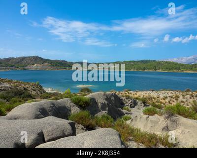 Panoramablick auf den Gadouras-Staudamm. Lösung der wichtigen und entscheidenden Probleme der Wasserversorgung. In der Nähe der Dörfer Lardos und Laerma. Rhodos, Griechenland. Stockfoto