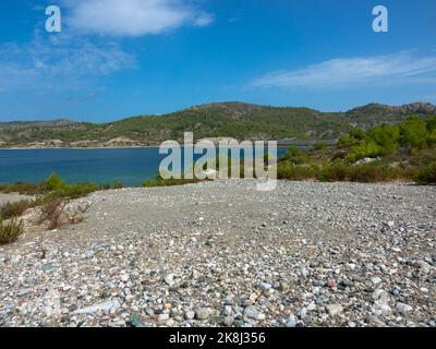 Panoramablick auf den Gadouras-Staudamm. Lösung der wichtigen und entscheidenden Probleme der Wasserversorgung. In der Nähe der Dörfer Lardos und Laerma. Rhodos, Griechenland. Stockfoto