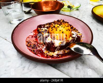 Extravagantes French Toast mit Eis oder Sorbet auf der Oberseite. Frühstück Brunch Mahlzeit in einem hippen modernen Restaurant. Stockfoto