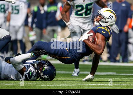 Los Angeles, Kalifornien, USA. 23. Oktober 2022. Los Angeles Chargers Wide Receiver Mike Williams (81) wird von Seattle Seahawks Eckpfeiler Tariq Woolen (27) während der ersten Hälfte bei einem NFL-Fußballspiel, Samstag, 23. Oktober 2022, in Inglewood, Kalif. (Bild: © Ringo Chiu/ZUMA Press Wire) Stockfoto