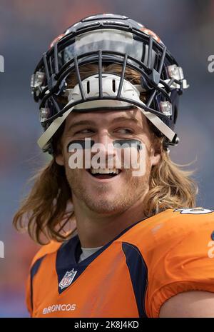 Denver, Colorado, USA. 23. Oktober 2022. Broncos FB/TE ANDREW BECK lächelt vor Beginn des Spiels auf dem AT Empower-Feld in Mile High am Sonntagnachmittag. (Bild: © Hector Acevedo/ZUMA Press Wire) Stockfoto