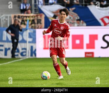 Karlsruhe, Deutschland. 23. Oktober 2022. Fußball: 2. Bundesliga, Karlsruher SC - Fortuna Düsseldorf, Matchday 13, im BBBank Wildpark. Düsseldorfs Ao Tanaka. Kredit: Uli Deck/dpa - WICHTIGER HINWEIS: Gemäß den Anforderungen der DFL Deutsche Fußball Liga und des DFB Deutscher Fußball-Bund ist es untersagt, im Stadion und/oder vom Spiel aufgenommene Fotos in Form von Sequenzbildern und/oder videoähnlichen Fotoserien zu verwenden oder zu verwenden./dpa/Alamy Live News Stockfoto