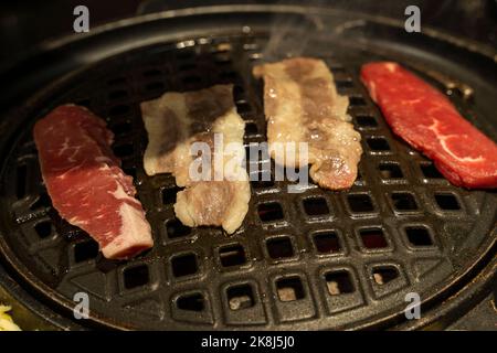 Gegrilltes Fleisch auf dem Grill, koreanischer Grill Stockfoto