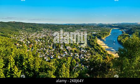 Blick vom Drachenfels auf Bad Honnef und den Rhein. Nordrhein-Westfalen, Deutschland Stockfoto