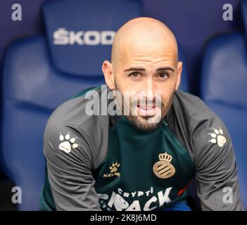 Sabadell, Barcelona, Spanien. 23. Oktober 2022. Barcelona Spanien 23.10.2022 Aleix Vidal (Espanyol Barcelona) schaut während der La Liga Santander zwischen Espanyol und Elche CF am 23. Oktober 2022 im RCDE Stadion in Barcelona. (Bild: © Xavi Urgeles/ZUMA Press Wire) Stockfoto